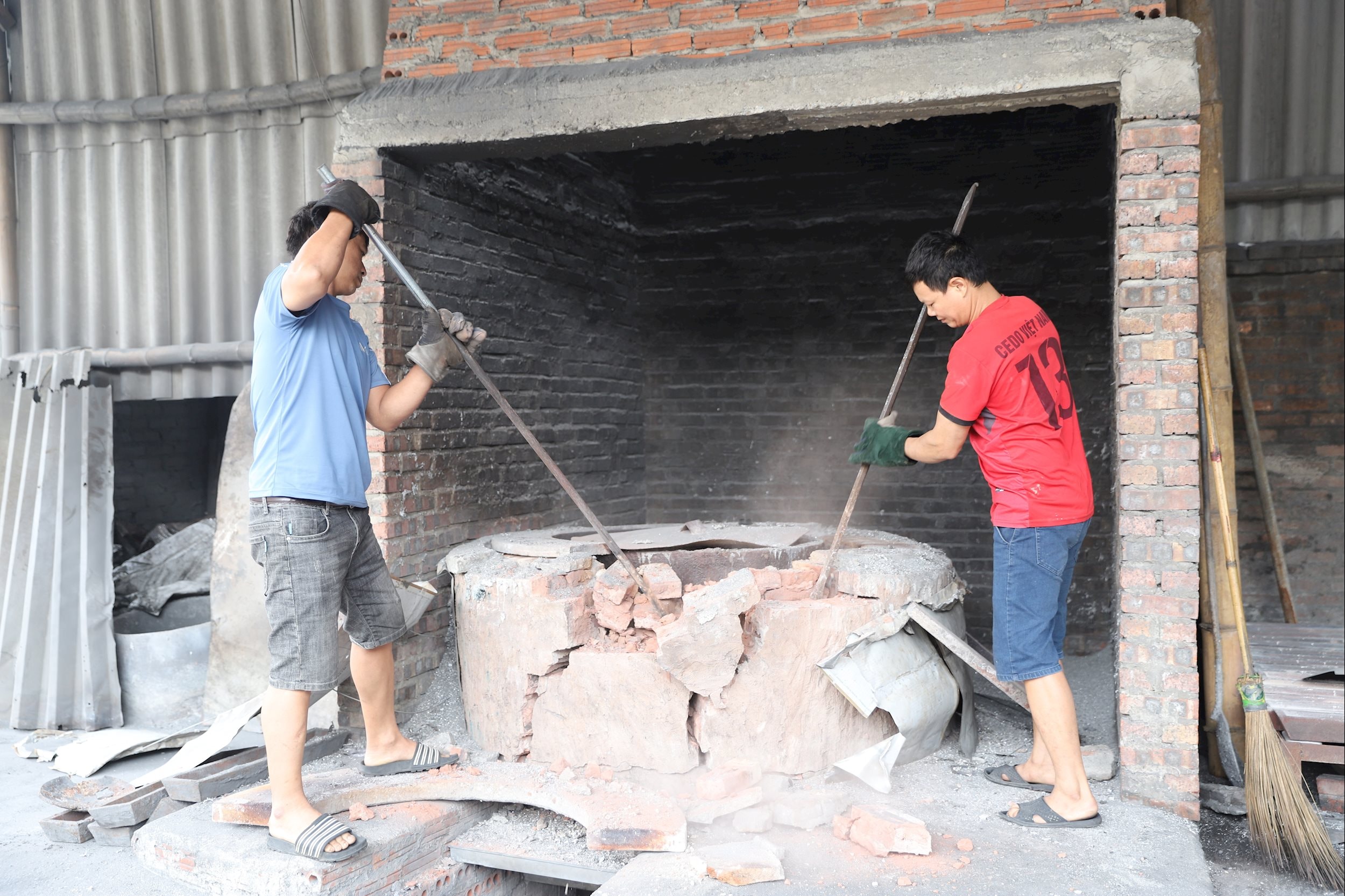 Ảnh 6 Các cơ sở sản xuất, cô đúc, tái chế kim loại tại xã Văn Môn đã tự nguyện tháo dỡ lò cô đúc