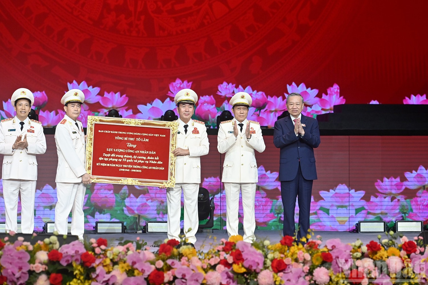 Tổng Bí thư Tô Lâm trao bức trướng tặng lực lượng Công an nhân dân Việt Nam. ndo_br_a9-bnd-2656.jpg