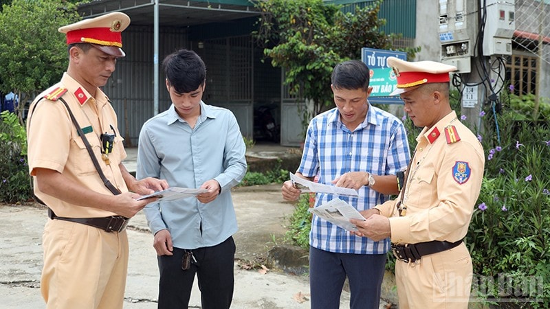 Cán bộ, chiến sĩ Trạm Cảnh sát giao thông Hàm Yên, Công an tỉnh Tuyên Quang tuyên truyền các quy định bảo đảm trật tự an toàn giao thông cho người dân.