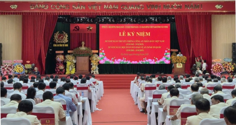 Quang cảnh Lễ kỷ niệm 80 năm Ngày truyền thống Công an nhân dân Việt Nam. z6920105658193-4500c8e1460aa7cddd06d46225d105b4.jpg