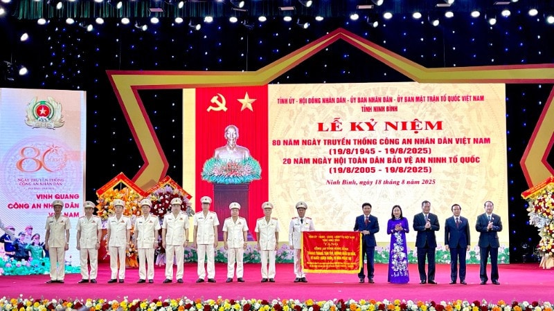 Lãnh đạo tỉnh Ninh Bình trao tặng Bức trướng “Trung thành, tận tụy, gương mẫu đi đầu, vì nước quên thân, vì dân phục vụ