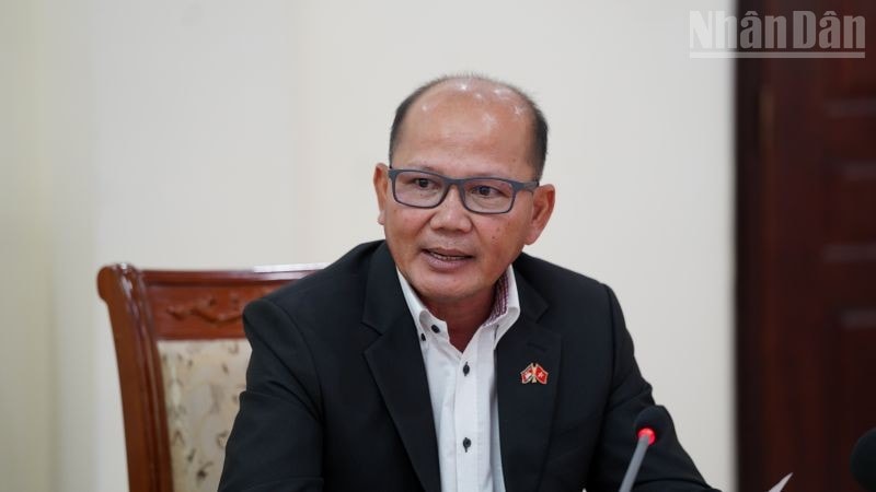Nhà nghiên cứu Uch Leang, Quyền Vụ trưởng Vụ Nghiên cứu châu Á-châu Phi và Trung Đông, Viện Quan hệ quốc tế, Viện Hàn lâm Hoàng gia Campuchia. (Ảnh: ĐINH TRƯỜNG) ndo_tr_uch-leang.jpg