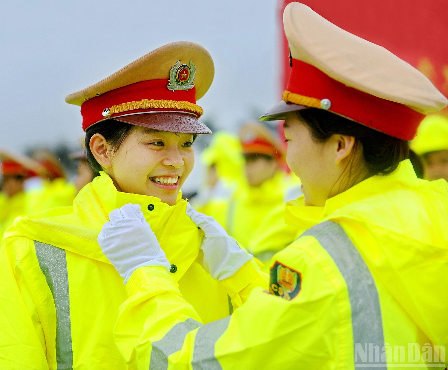 Ảnh TRẦN HẢI. ndo_br_nu-chien-si-cong-an.jpg