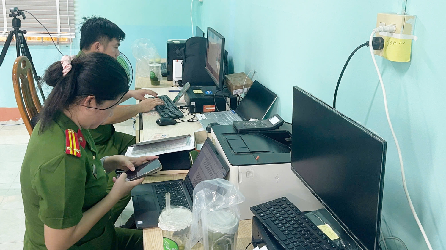 Công an phường Phú Thủy tăng cường thiết bị máy móc để đổi thẻ. thiet-ke-chua-co-ten-3.png