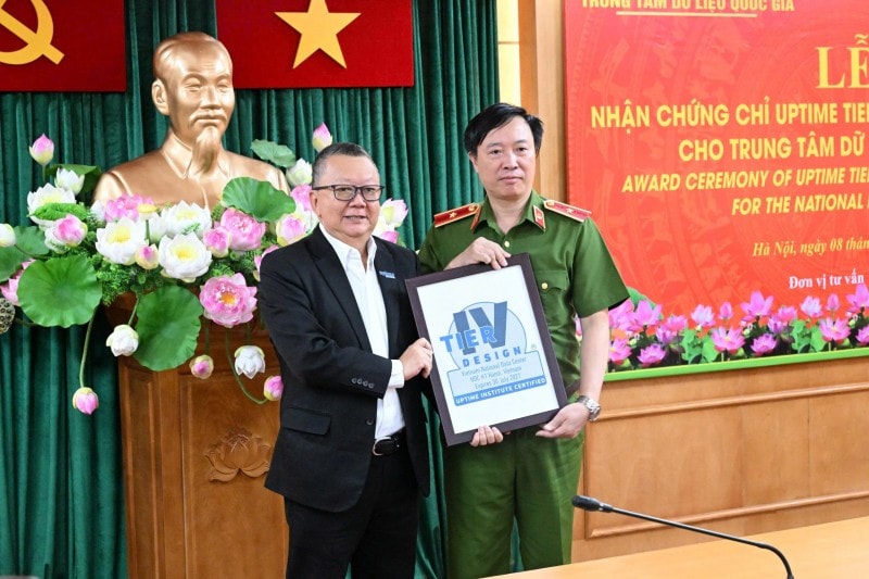 ngai-patrick-chan-pho-chu-tich-khu-vuc-chau-a-uptime-institute-trao-cho-thieu-tuong-nguyen-ngoc-cuong-chung-chi-uptime-tier-iv-giai-doan-thiet-ke.jpg