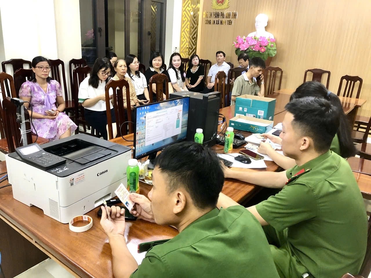 Công an tỉnh Ninh Bình triển khai thực hiện đợt cao điểm cấp thẻ Đảng viên gắn chip điện tử