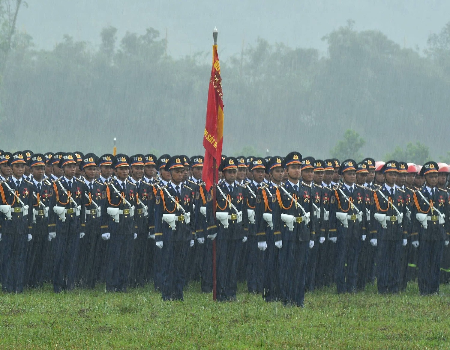 khoi-dung-si-quan-canh-sat-bien-viet-nam-hang-ngu-nghiem-trang-chinh-te-du-troi-do-mua-nang-hat.jpg