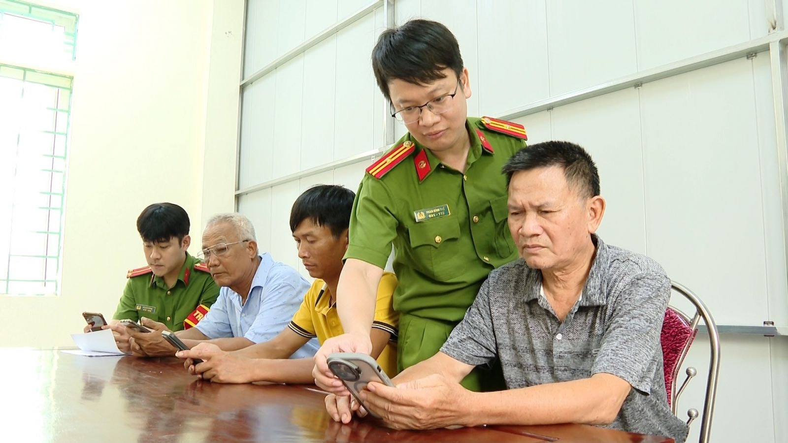 Đảng viên, CBCS Công an tỉnh Ninh Bình luôn nêu cao tinh thần trách nhiệm, phục vụ nhân dân2