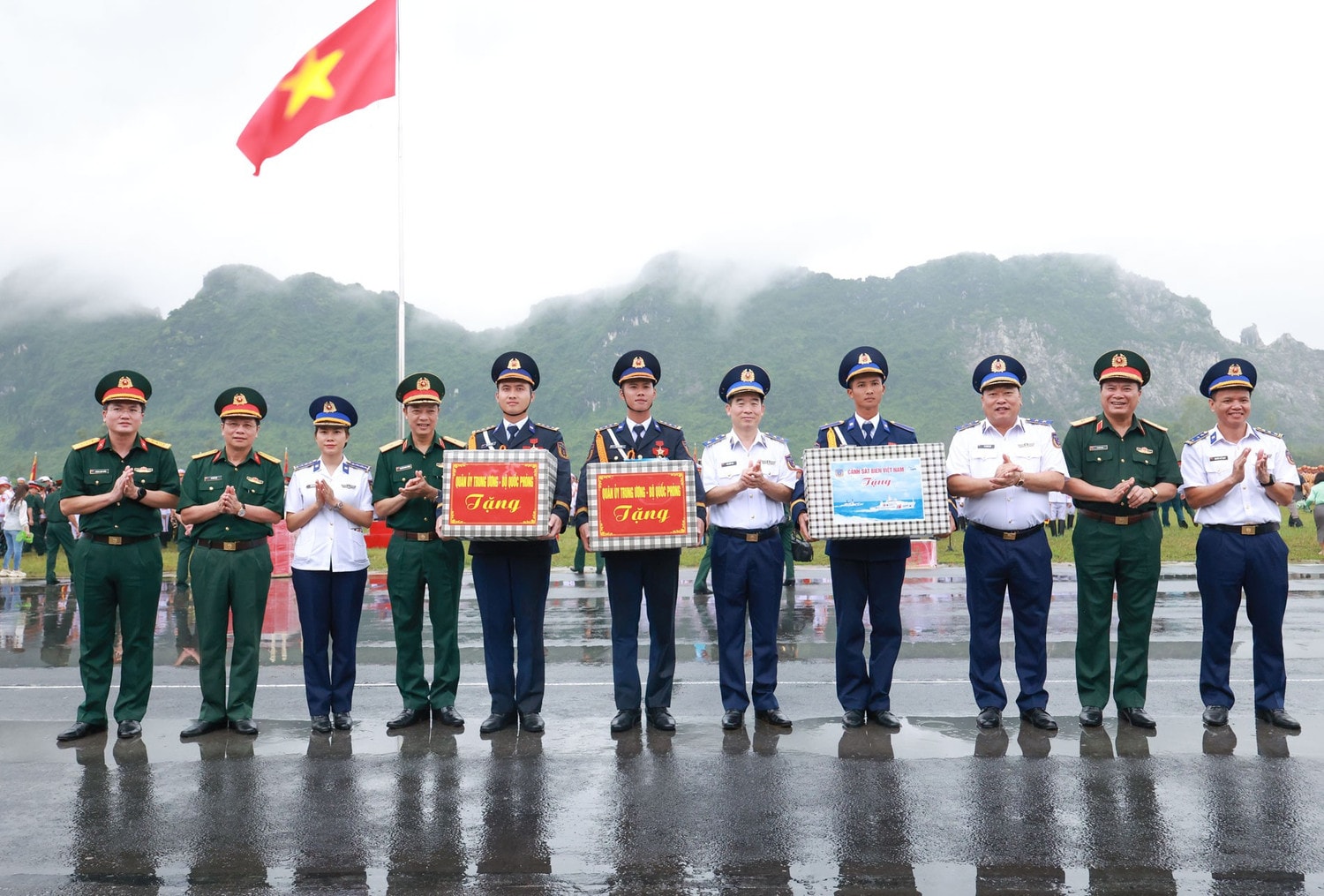 thu-truong-bo-tu-lenh-canh-sat-bien-tang-qua-cac-luc-luong-dai-dien-canh-sat-bien-viet-nam-thuc-hien-nhiem-vu-a80.jpg