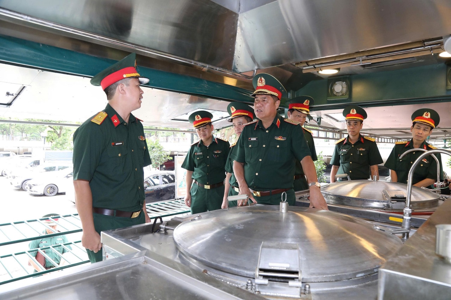 Đoàn công tác kiểm tra nhà bếp. img-1755514910599-1755516527981.jpg