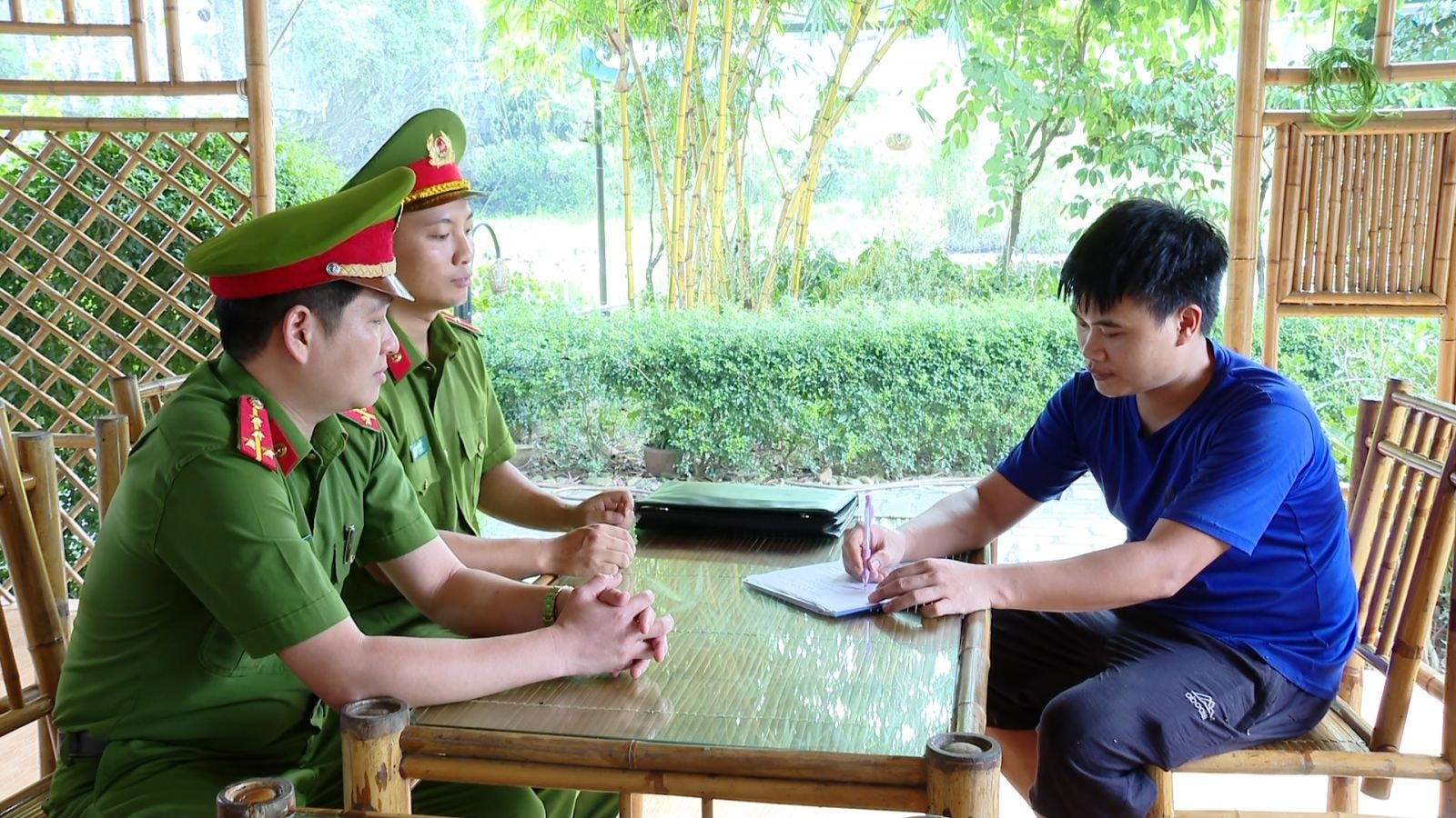 Lực lượng Công an cấp xã trên địa bàn tuyên truyền, ký cam kết chấp hành nghiêm các quy định của pháp luật về bảo vệ môi trường,
