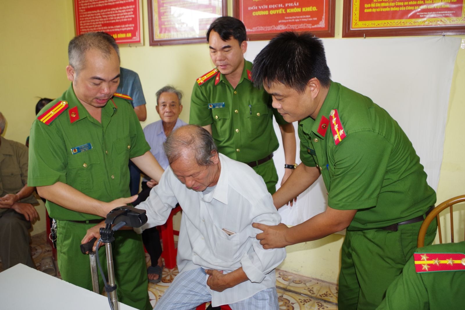 Lực lượng Công an giúp đỡ đảng viên thực hiện các thủ tục đổi thẻ Đảng viên gắn chíp điện tử.