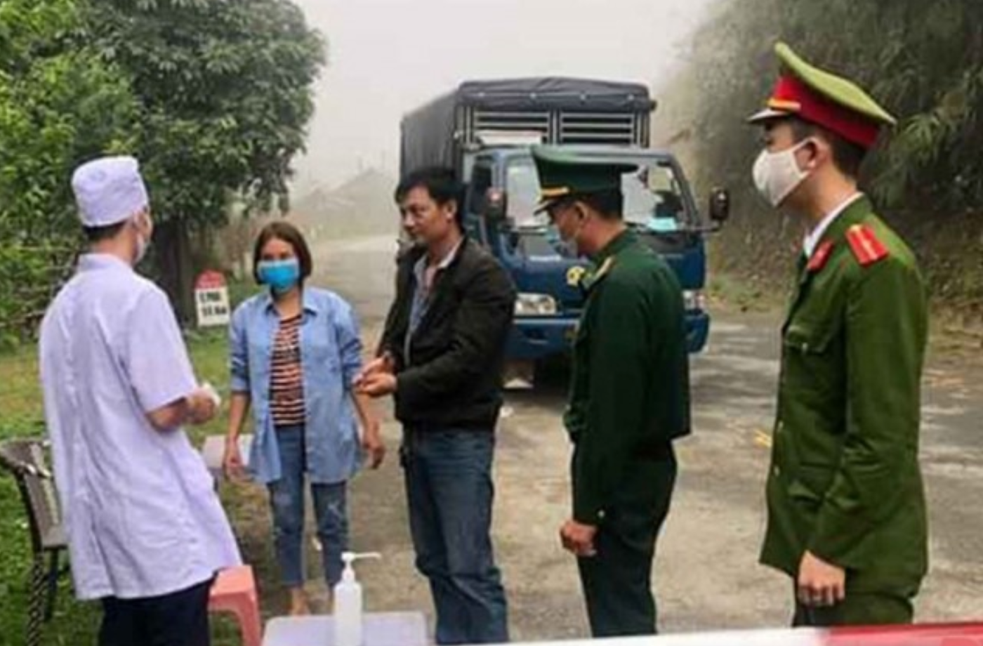 Lực lượng Công an và Quân đội phối hợp kiểm soát tại chốt phòng, chống dịch Covid-19. (Ảnh: Đại học An ninh nhân dân)