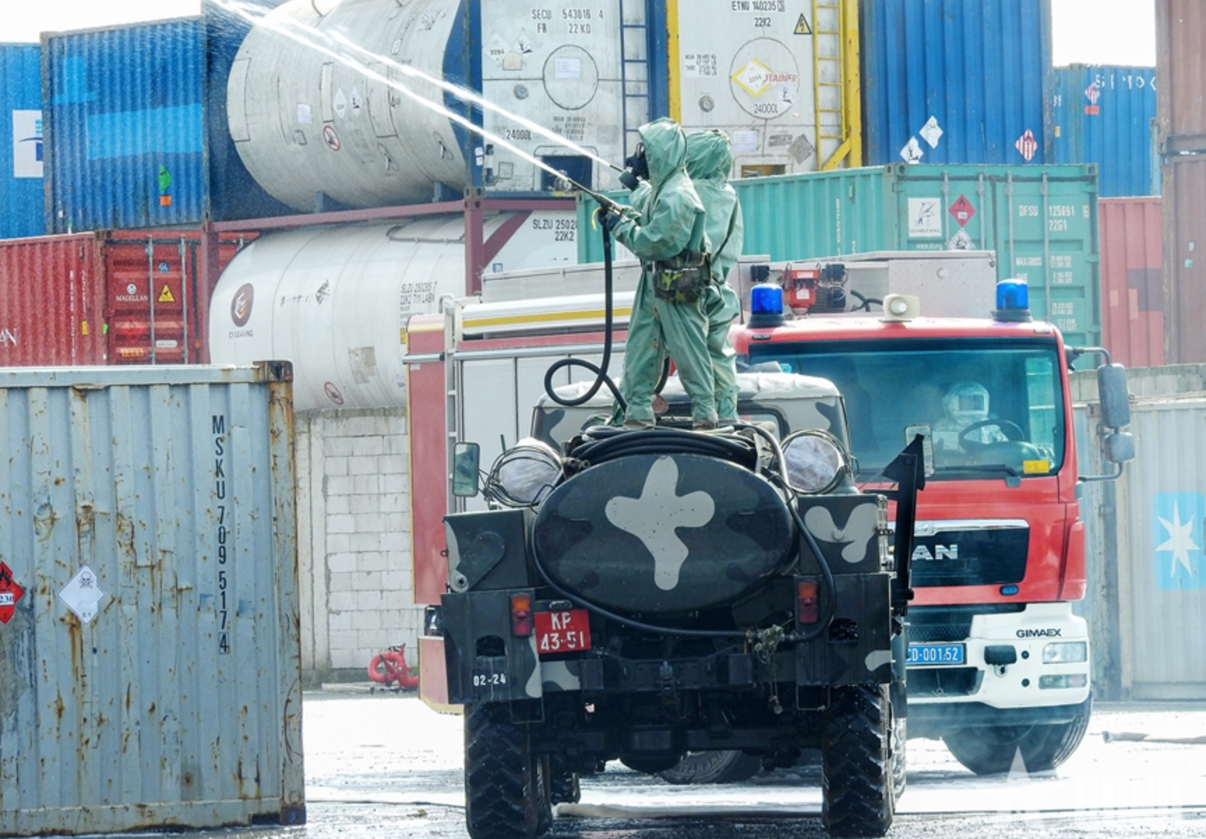 Lực lượng Quân đội, Công an phối hợp xử lý tình huống xử lý sự cố cháy nổ, rò rỉ hóa chất trong Diễn tập phòng thủ dân sự năm 2017 tại TP Hồ Chí Minh. (Ảnh: Báo QĐND)