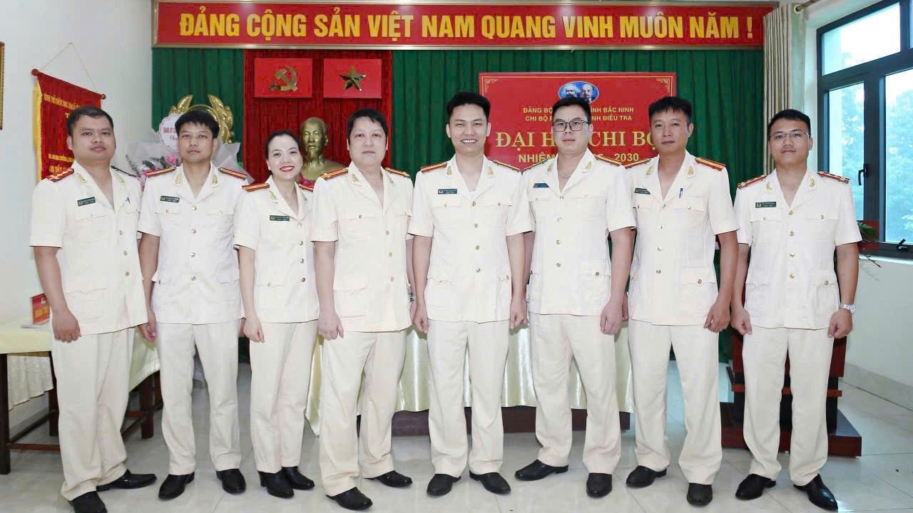 Thiếu tá Hoàng Duy Quân( thứ 4 từ trái sang) dự Đại hội chi bộ Phòng An ninh điều tra nhiệm kỳ 2025-2030.
