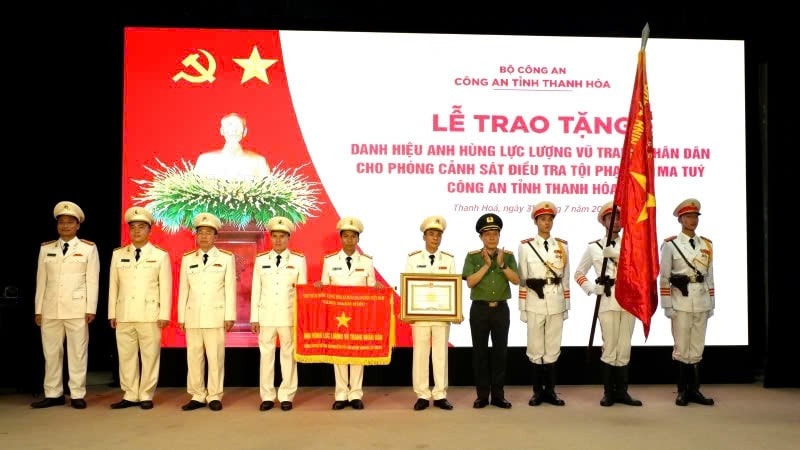 Đại tướng Lương Tam Quang, Bộ trưởng Công an trao danh hiệu Anh hùng lực lượng vũ trang nhân dân cho tập thể Phòng PC04. dai-tuong-luong-tam-quang-bo-truong-cong-an-trao-danh-hieu-anh-hung-luc-luong-vu-trang-nhan-dan-cho-tap-the-phong-pc04-cong-an-tinh-thanh-hoa.jpg
