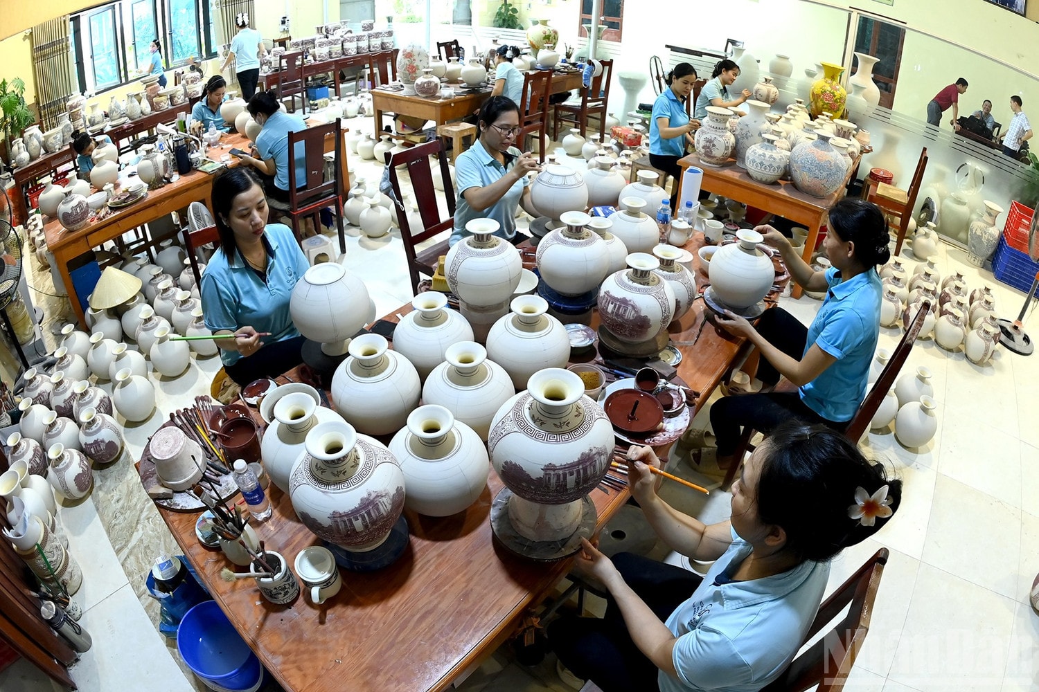 Các nghệ nhân, công nhân Công ty cổ phần Gốm Chu Đậu tăng ca làm việc để cho ra lò những sản phẩm độc đáo, mang ý nghĩa lịch sử. ndo_br_a8-bnd-0968.jpg