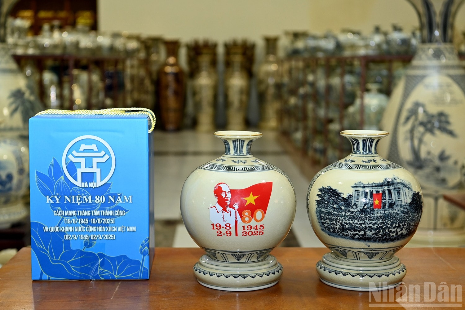 Sản phẩm được đặt hàng làm tặng phẩm tặng các đại biểu trong nước và quốc tế. ndo_br_a11-bnd-1007.jpg