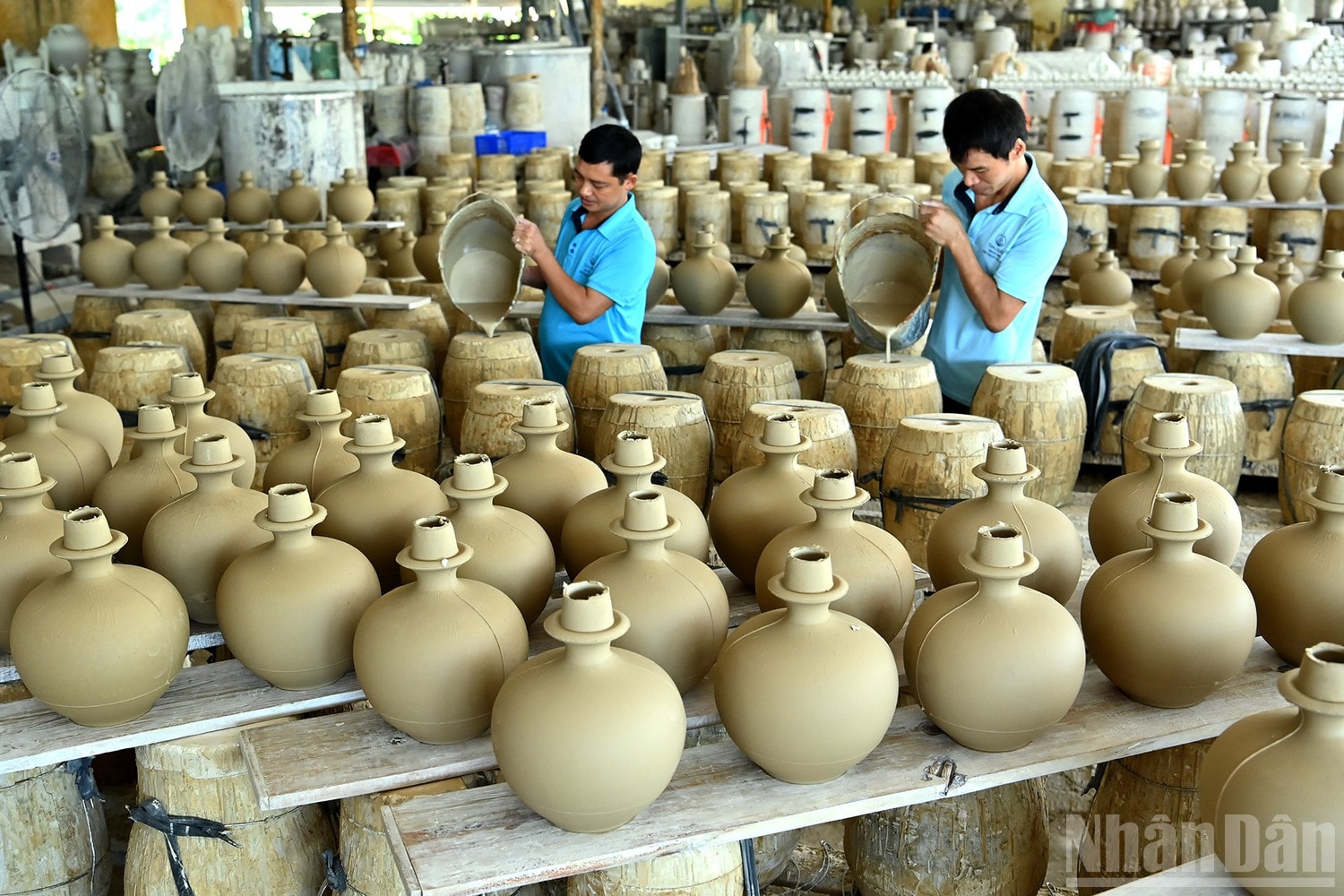 Những người thợ gốm Chu Đậu đang vào khuôn làm bình Giọt Ngọc. ndo_br_a2-bnd-0472.jpg