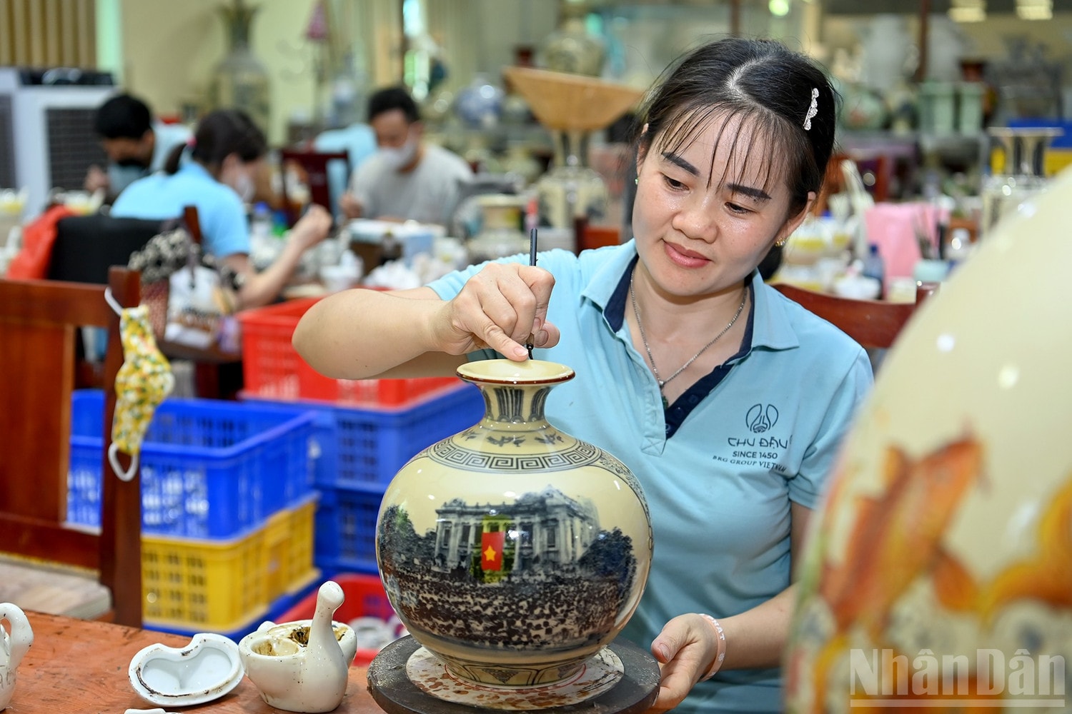 Công đoạn vẽ vàng lên miệng bình gốm. ndo_br_a7-bnd-1105.jpg