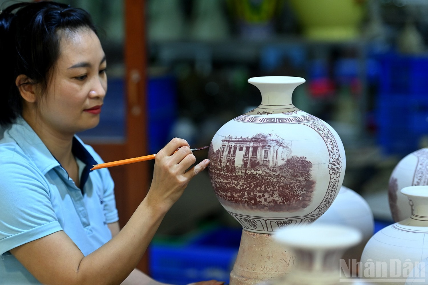 Vẽ họa tiết trên sản phẩm gốm. ndo_br_a6-bnd-0922.jpg