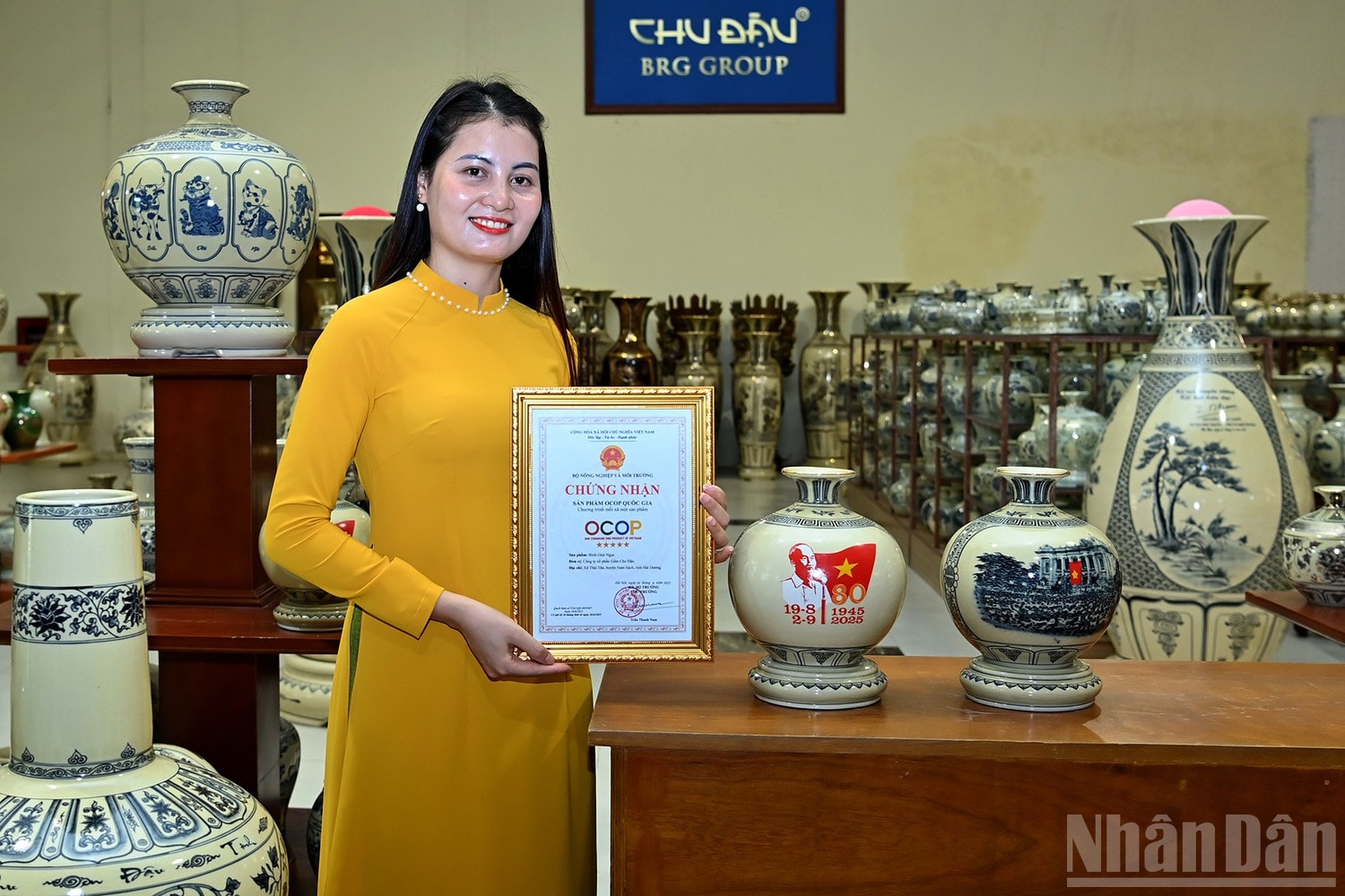 Sản phẩm bình gốm Giọt Ngọc đã được Bộ Nông nghiệp và Môi trường trao giấy chứng nhận sản phẩm OCOP quốc gia 5 sao. ndo_br_a12-bnd-1117.jpg
