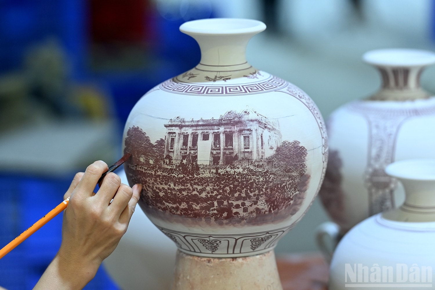 Hình ảnh nhân dân Hà Nội mít-tinh, chào mừng Ủy ban Khởi nghĩa của thành phố tại Quảng trường Nhà hát Lớn ngày 19/8/1945, tái hiện không khí hân hoan của những ngày mùa thu Cách mạng Tháng Tám. ndo_br_a5-bnd-0936.jpg