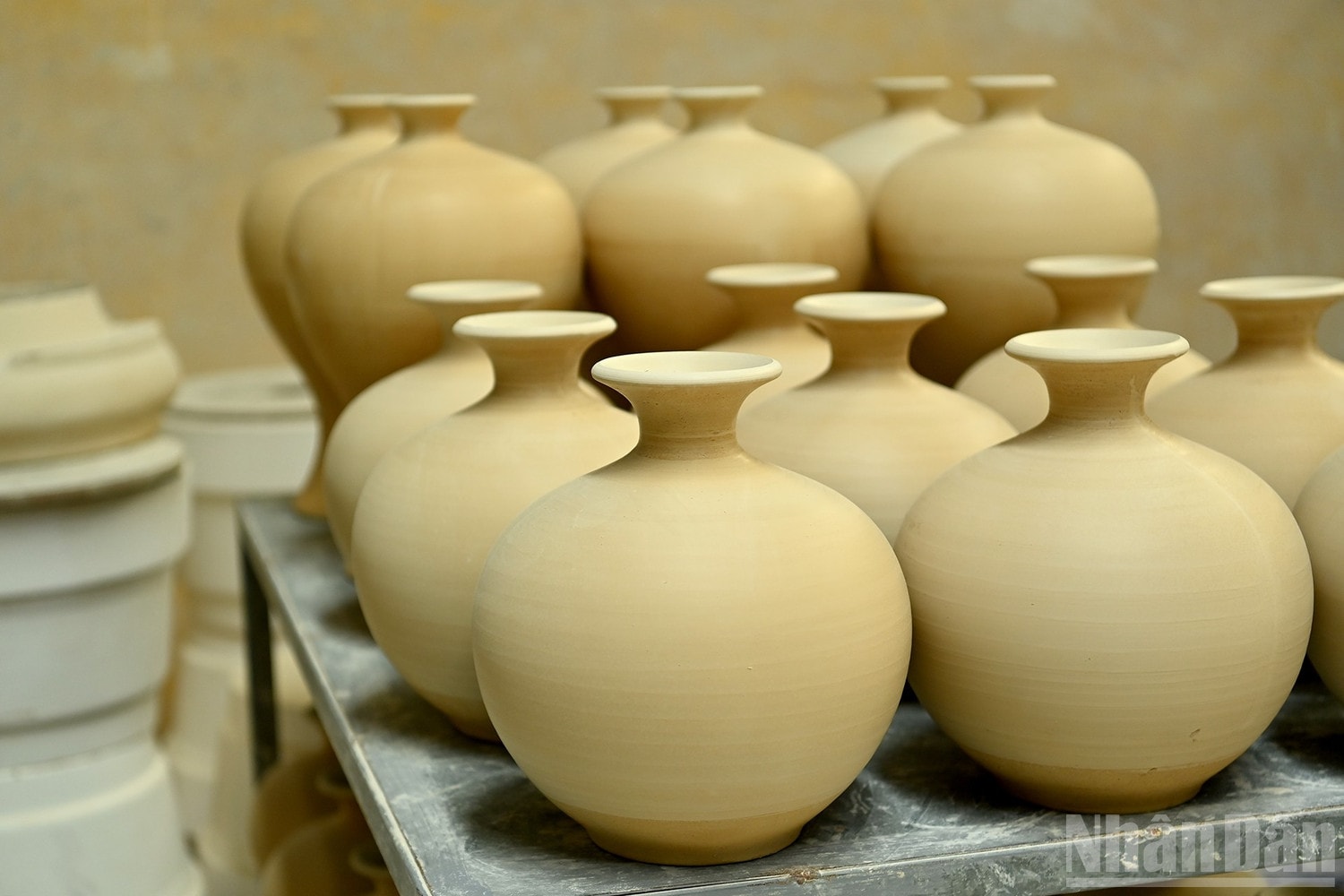 Những bình gốm Giọt Ngọc thô đang chờ nghệ nhân vẽ họa tiết. ndo_br_a5-bnd-0542.jpg