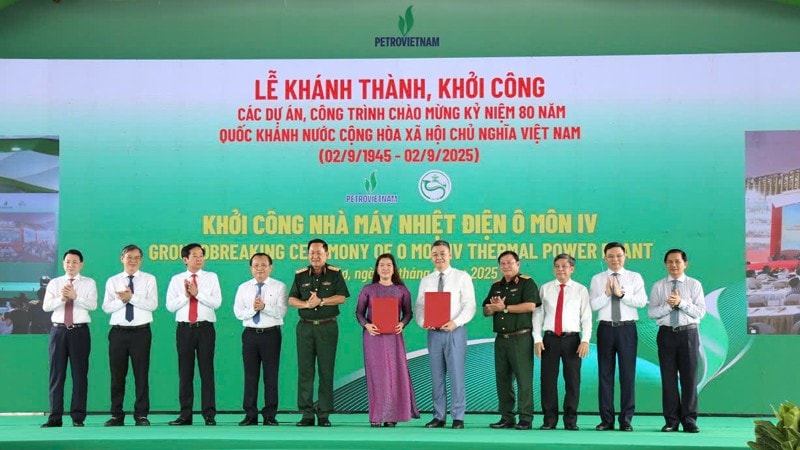 Các đại biểu chứng kiến trao thoả thuận hợp tác toàn diện giữa Petrovietnam và UBND thành phố Cần Thơ. 11.jpg