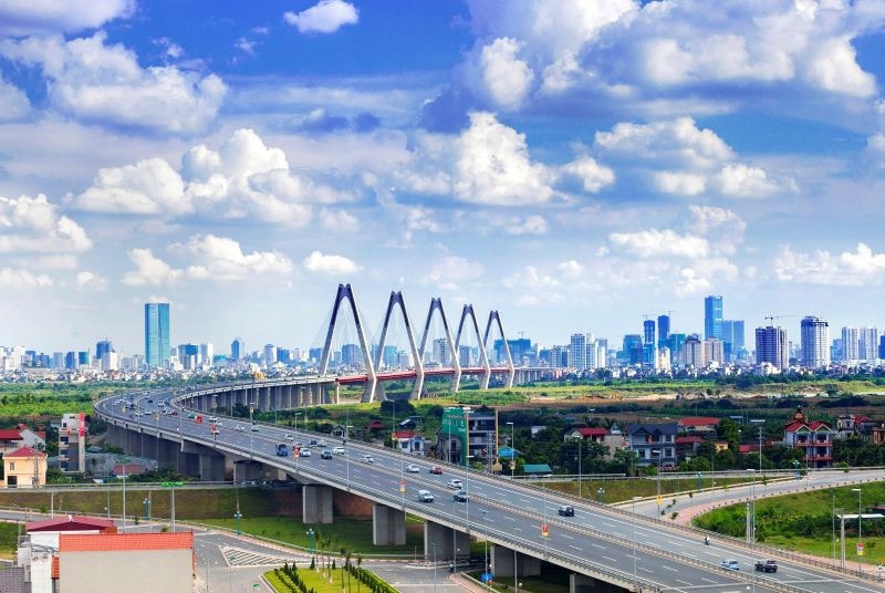 Sau 17 năm mở rộng địa giới hành chính, Thủ đô Hà Nội phát triển mạnh mẽ, nhiều công trình hạ tầng giao thông hiện đại được đầu tư xây dựng, đưa vào sử dụng. (Ảnh: ĐĂNG ANH) 7-10-hn-4-sua-8917.jpg