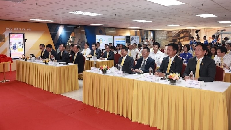 Các đại biểu tham dự buổi lễ.