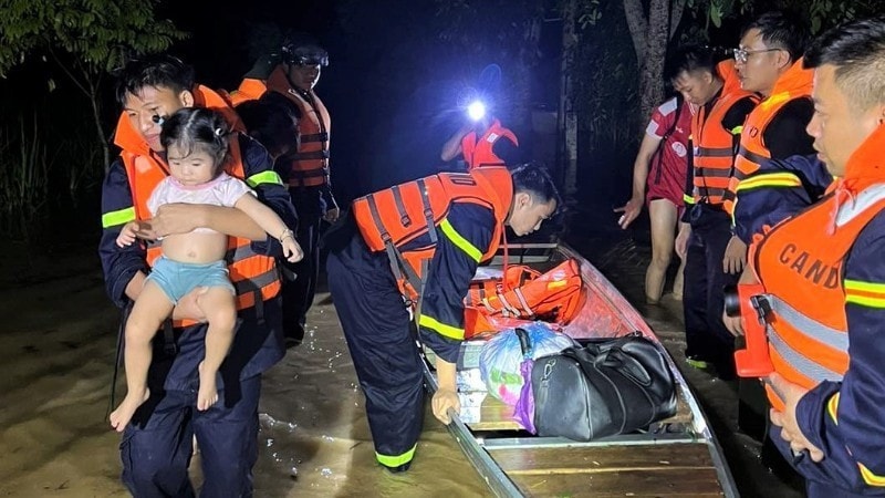 Nước lũ đổ về, hàng nghìn người dân ở các xã Tương Dương, Mỹ Lý, Con Cuông, Nhôn Mai... được hỗ trợ sơ tán khẩn cấp. images2029854-go-5034.jpg
