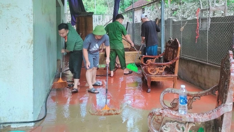 Các chiến sĩ công an hỗ trợ người dân dọn dẹp nhà cửa sau thiên tai. ca-tuong-duong-322-6938.jpg