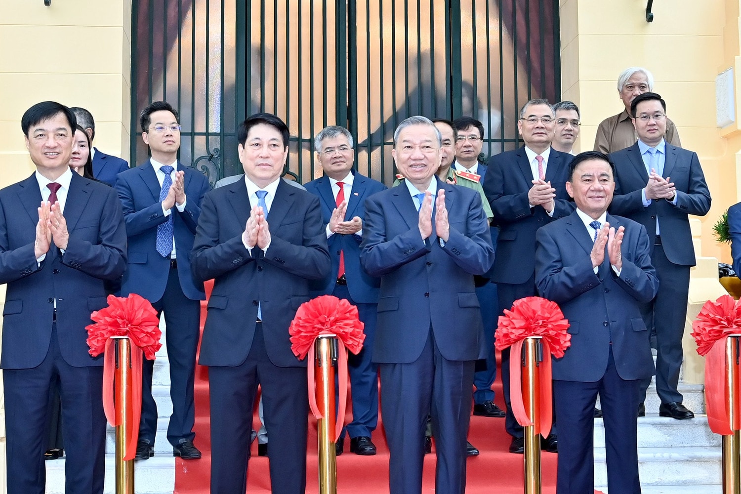 Tổng Bí thư Tô Lâm, Chủ tịch nước Lương Cường và các đồng chí lãnh đạo thực hiện nghi thức bàn giao Trụ sở làm việc Cơ quan Chủ tịch nước. anh-4-bnd-3469.jpg
