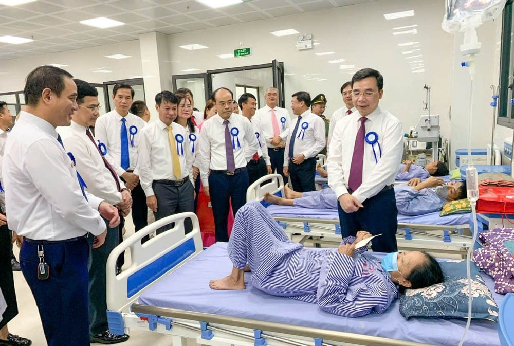 Sau khi dự lễ công bố khánh thành Trung tâm y tế Yên Lạc, lãnh đạo tỉnh Phú Thọ đã ân cần thăm hỏi động viên người dân đang nằm điều trị tại Trung tâm. 33.jpg