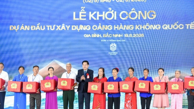Bí thư Tỉnh ủy Bắc Ninh Nguyễn Văn Gấu tặng quà các gia đình tích cực trong công tác giải phóng mặt bằng thực hiện dự án. ab173f17a9c9219778d8-6181.jpg