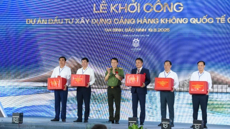 Bộ trưởng Công an Lương Tam Quang tặng quà 4 xã của tỉnh Bắc Ninh tích cực triển khai dự án. d078e76571bbf9e5a0aa-1718.jpg