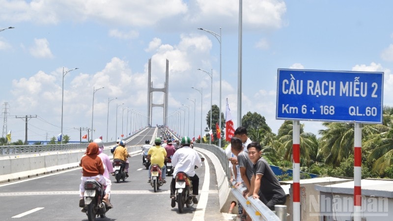 Người dân tham quan và đi trên cầu Rạch Miễu 2. ndo_br_dsc-0506-7394.jpg