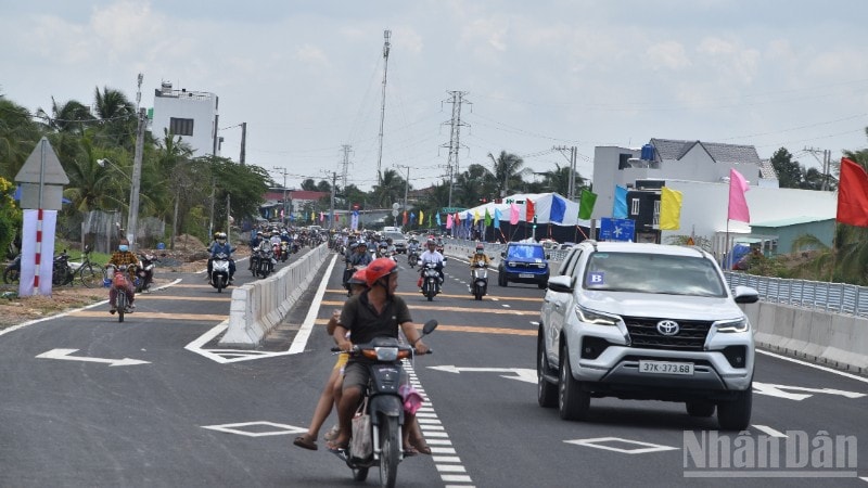 Người dân bắt đầu đi qua cầu Rạch Miễu 2. ndo_br_dsc-0493-5437.jpg