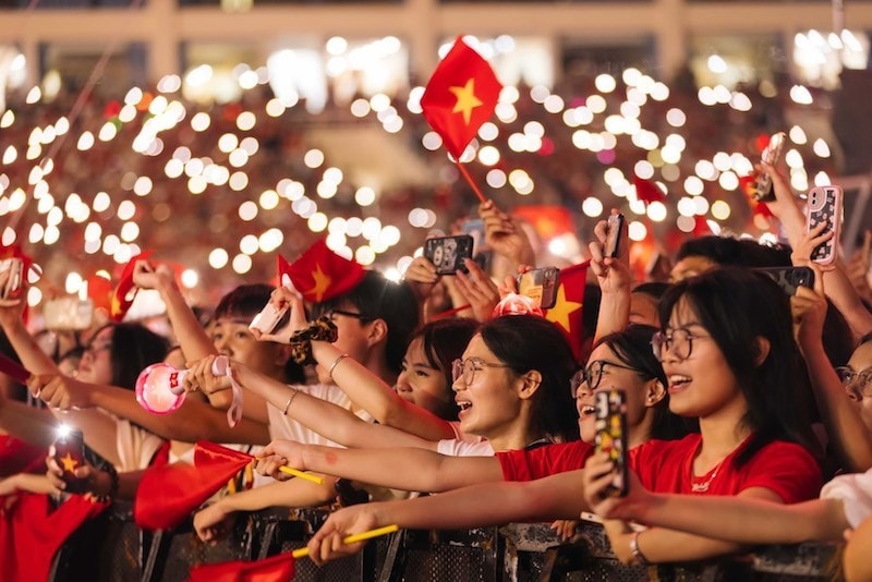 Các bạn trẻ hào hứng, say sưa trong giai điệu những ca khúc ca ngợi tình yêu quê hương, đất nước trong Chương trình nghệ thuật chính luận Tổ quốc trong tim. (Ảnh: PHƯƠNG ANH) img-7203.jpg