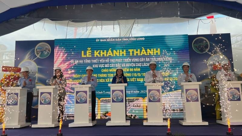 Đại biểu tham dự buổi lễ thực hiện nghi thức khánh thành dự án hạ tầng thiết yếu hỗ trợ phát triển vùng cây ăn trái, hoa kiểng. (Ảnh: HOÀNG TRUNG)