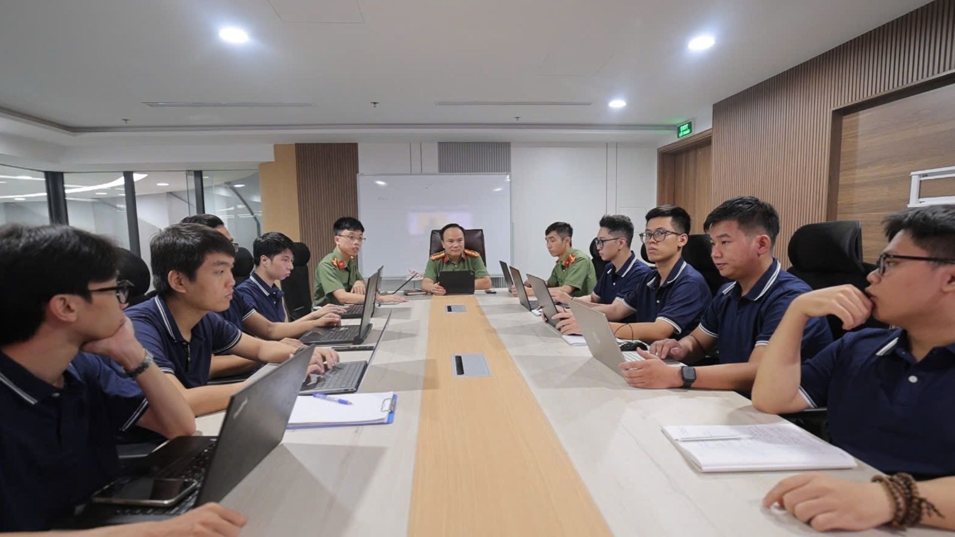 Cán bộ chiến sĩ Trung tâm An ninh mạng quốc gia bàn bạc phương án ứng cứu, xử lý sự cố an ninh mạng