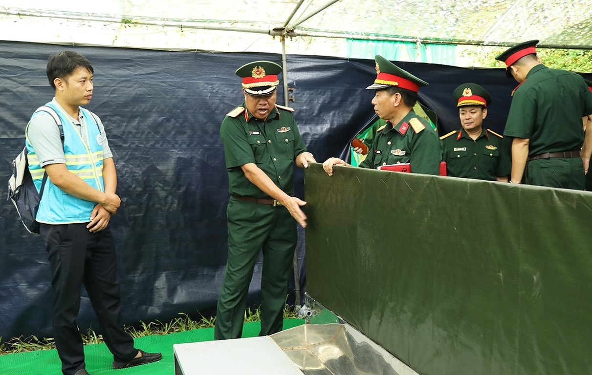 Đoàn công tác kiểm tra khu vệ sinh tại vị trí Công viên Bách Thảo. 4.jpg
