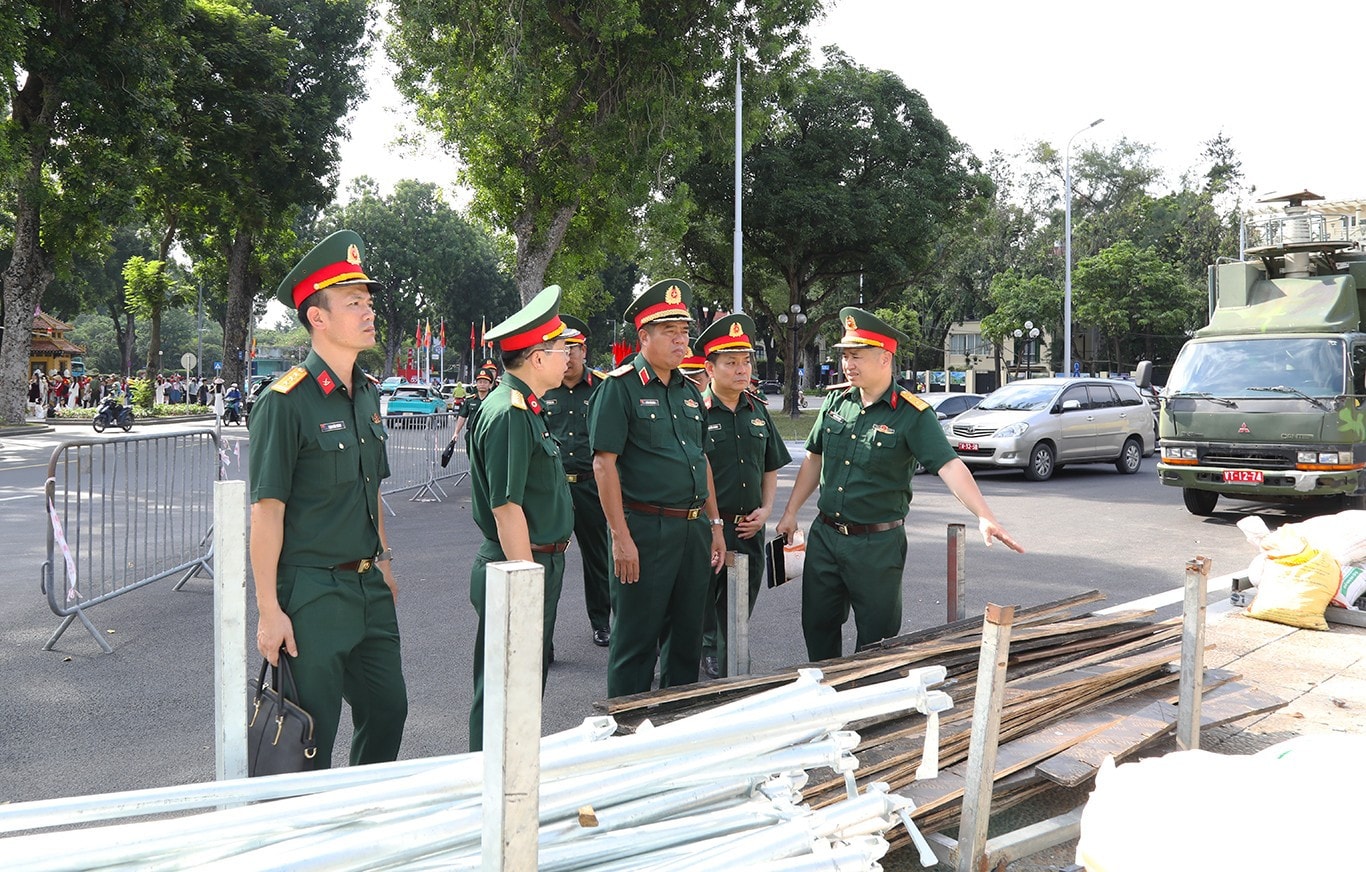 Đoàn công tác kiểm tra vị trí Khu y tế bảo đảm khán đài A tại Quảng trường Ba Đình. 3.jpg