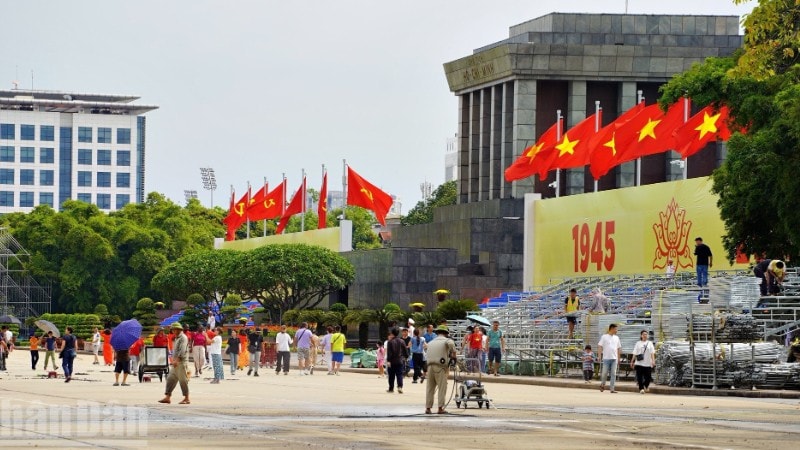 Hà Nội gấp rút hoàn tất công tác chuẩn bị cho dịp kỷ niệm 80 năm Quốc khánh. (Ảnh: TRUNG HIẾU)