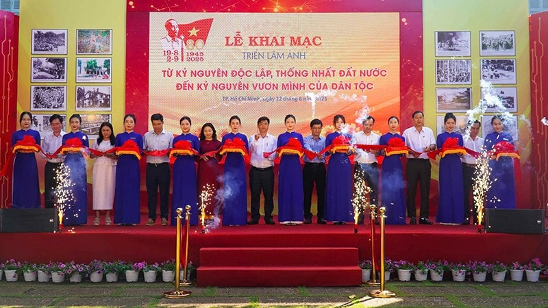 Các đại biểu thực hiện nghi thức cắt băng khai mạc triển lãm. (Ảnh: Đình Nam)