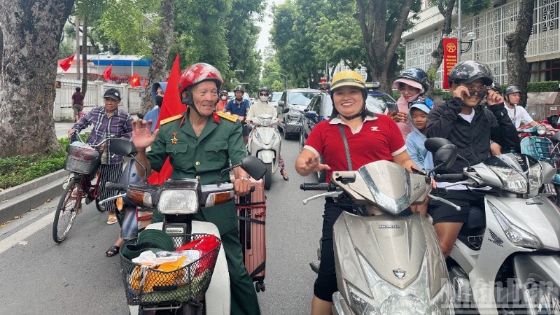 Ông Trần Văn Thanh (sinh năm 1950, Nghệ An) một mình chạy xe từ Nghệ An ra Hà Nội để dự ngày Quốc khánh 2/9. ndo-br-rni-films-img-b20e6749-518a-4555-8f93-b523bf2382c3-6497.jpg