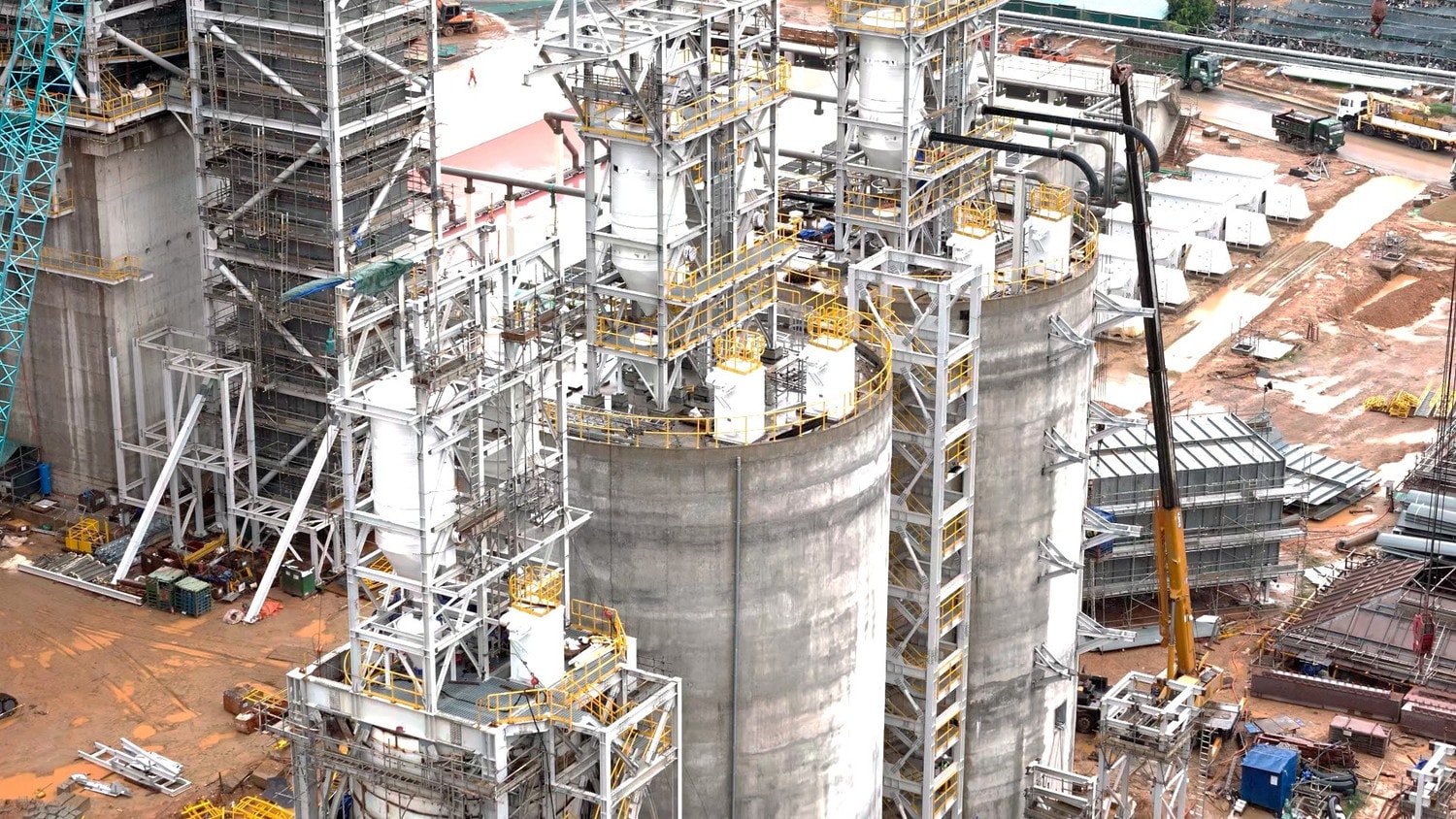 Các thiết bị chuyên dụng được nhà thầu Nhật Bản, Hàn Quốc và Việt Nam huy động để phục vụ thi công các hạng mục khó và ở độ cao lớn. dji-20240509190403-0728-d00-03-33-25still002.jpg