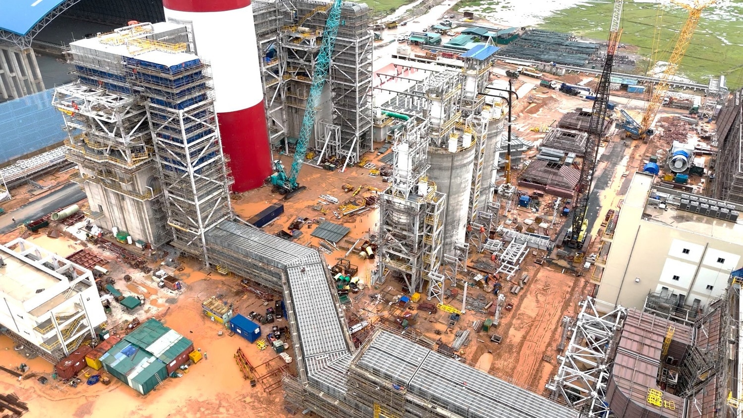 Cùng với đốt dầu lần đầu lò hơi Tổ máy 1, công tác lắp đặt Tổ máy số 2 cũng được thực hiện dji-20240509190403-0728-d00-03-27-30still001.jpg