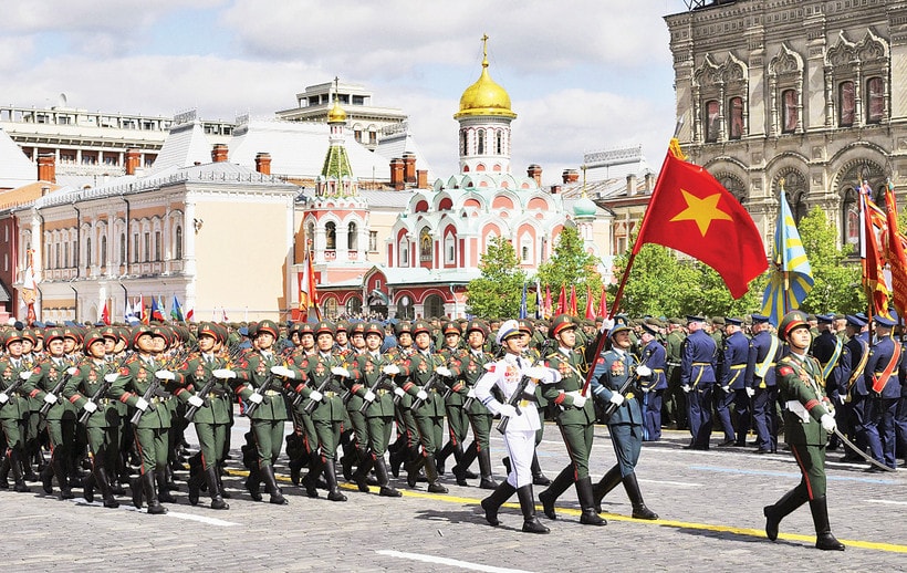 Khối đội hình Quân đội nhân dân Việt Nam diễu binh tại Quảng trường Đỏ. (Ảnh: AP)